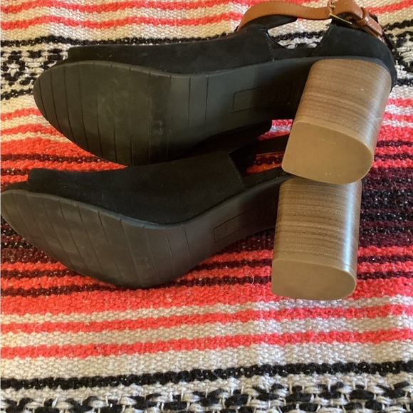 Kenneth Cole Reaction Black Suede Cut Out Booties Women 7.5 - Picture 2 of 4